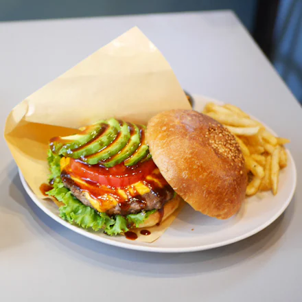 【横須賀】観葉植物店のカフェで堪能!贅沢パティの特製「COCOSバーガー」